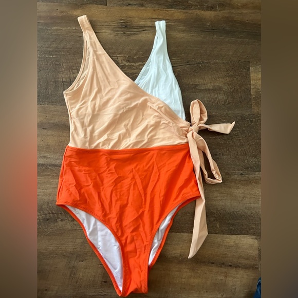 Cupshe Other - Cupshe Colorbocks Onepiece size Small Swimsuit BNWOT